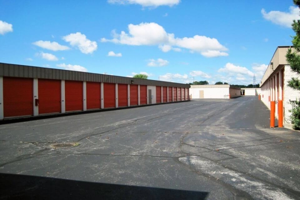Facility photo: //images.sparefoot.com/medium/2143266883830302118.jpg