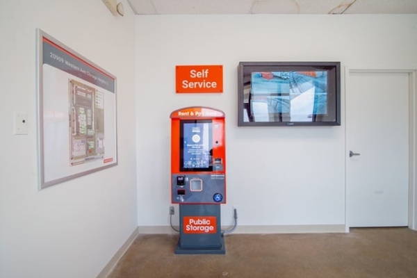 Facility photo: //images.sparefoot.com/medium/2143316877a5bd782a2.jpg