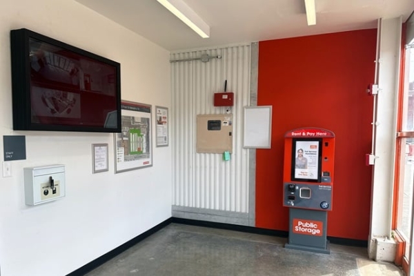 Facility photo: //images.sparefoot.com/medium/21433369e628a24db98.jpg