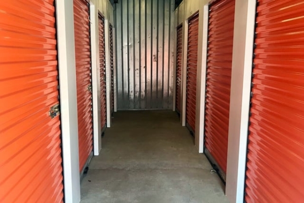 Facility photo: //images.sparefoot.com/medium/214341687b9c09cdc1f.jpg