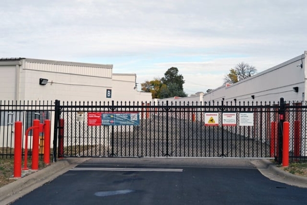 Facility photo: //images.sparefoot.com/medium/214341687b9c0b84080.jpg
