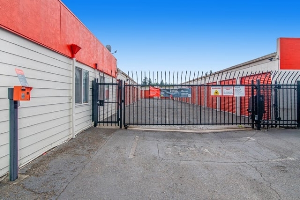 Facility photo: //images.sparefoot.com/medium/214349687b9cdb4e1c2.jpg