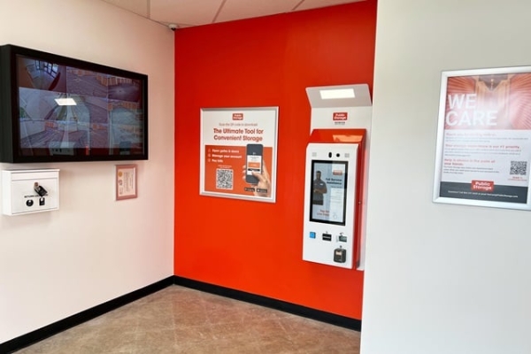 Facility photo: //images.sparefoot.com/medium/214355688e0f80a461c.jpg