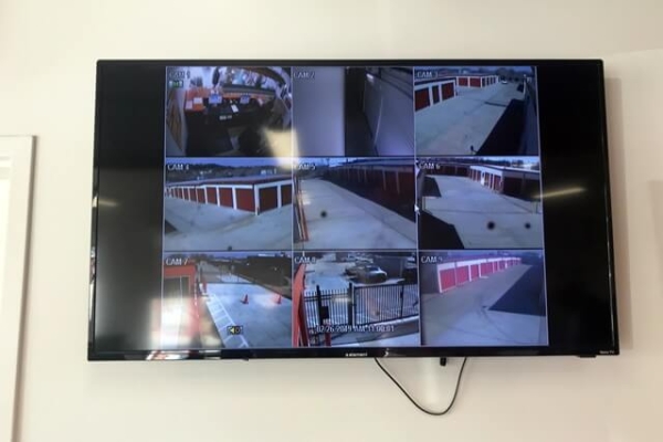 Facility photo: //images.sparefoot.com/medium/2143586957d31f62ebc.jpg