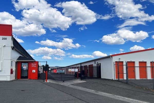 Facility photo: //images.sparefoot.com/medium/214359693980dbc307e.jpg