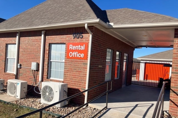 Facility photo: //images.sparefoot.com/medium/214367693c281f54bf6.jpg