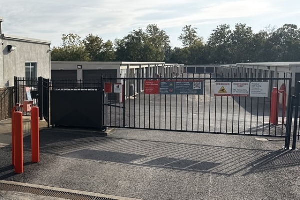 Facility photo: //images.sparefoot.com/medium/214370696a4800479a0.jpg