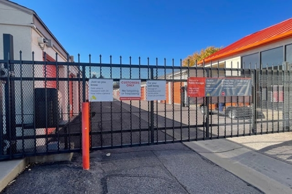 Facility photo: //images.sparefoot.com/medium/214377691f22e018df5.jpg