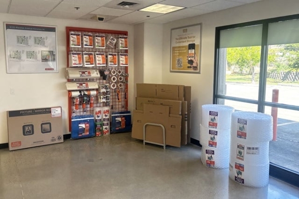 Facility photo: //images.sparefoot.com/medium/2143826908ba6c16744.jpg