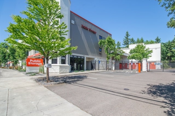 Facility photo: //images.sparefoot.com/medium/2143846878f8a7e8761.jpg