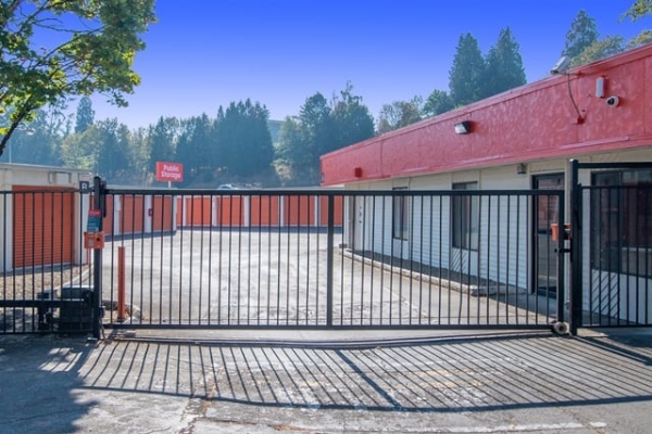 Facility photo: //images.sparefoot.com/medium/2143886877a74f80a44.jpg