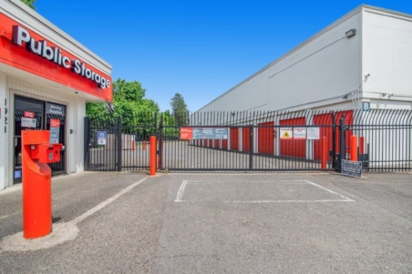 Storage Units at Public Storage - Portland - 1921 N Gantenbein Ave - 1921 N Gantenbein Ave