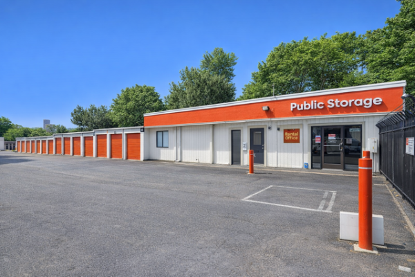 Facility photo: //images.sparefoot.com/medium/2143986a0c6bd434b8b.jpg