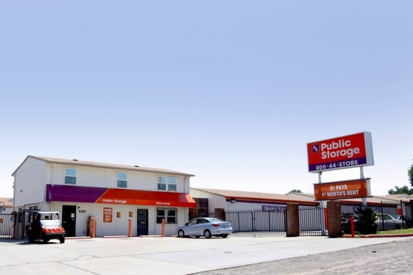 Facility photo: //images.sparefoot.com/medium/214400687f92b802087.jpg