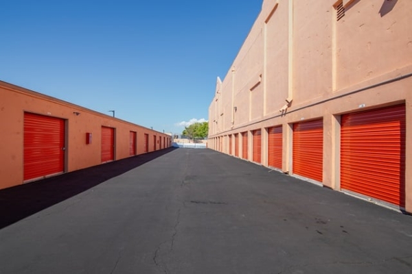 Facility photo: //images.sparefoot.com/medium/21440369f9f43fdd564.jpg