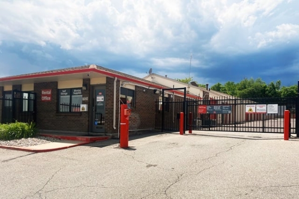 Facility photo: //images.sparefoot.com/medium/2144116899ed1a735f2.jpg
