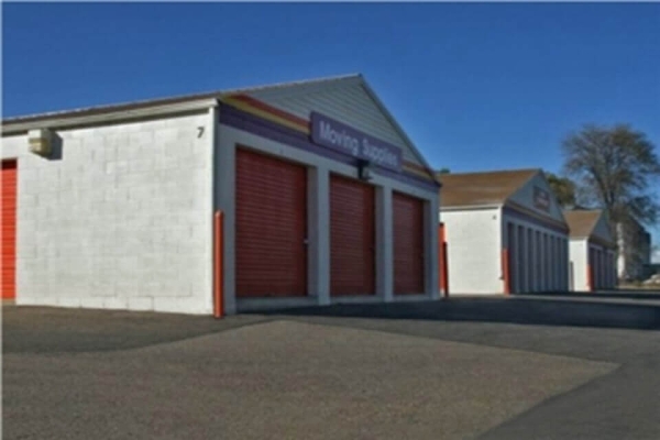 Facility photo: //images.sparefoot.com/medium/2144116899ed1b880c3.jpg