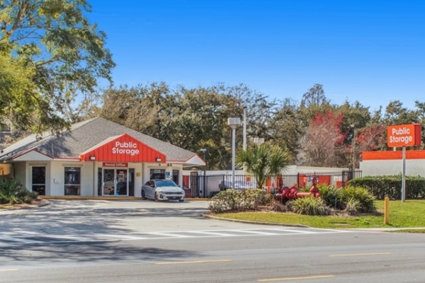 Facility photo: //images.sparefoot.com/medium/21442268a86f372f5d7.jpg