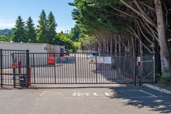 Facility photo: //images.sparefoot.com/medium/214432689f33fd8347f.jpg