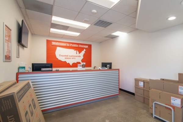 Facility photo: //images.sparefoot.com/medium/214433688cbf912b98d.jpg