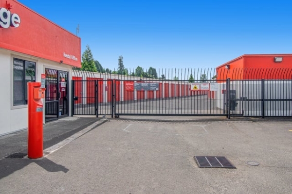 Facility photo: //images.sparefoot.com/medium/214437687b9d5170552.jpg