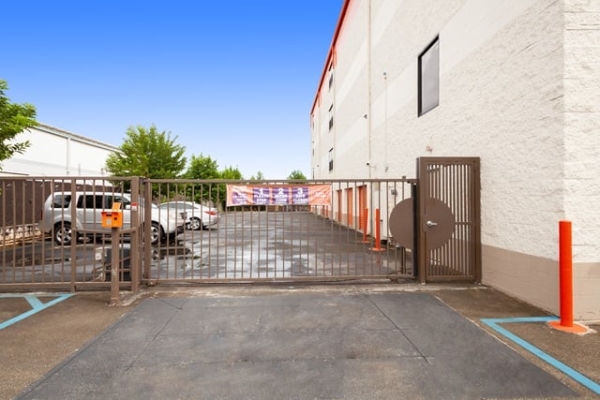 Facility photo: //images.sparefoot.com/medium/214438688cbf98789d7.jpg