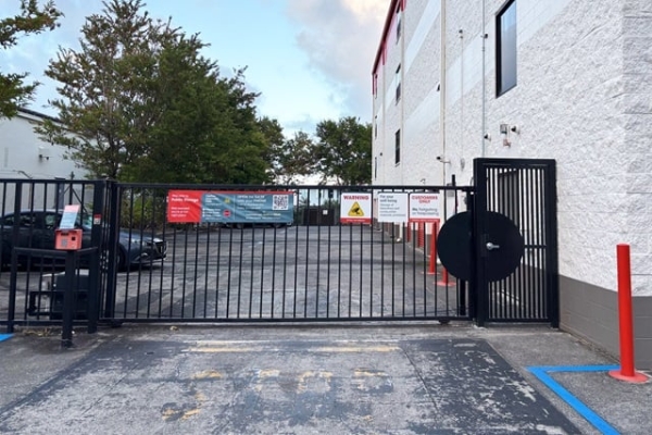 Facility photo: //images.sparefoot.com/medium/2144386908ba73ec4f6.jpg