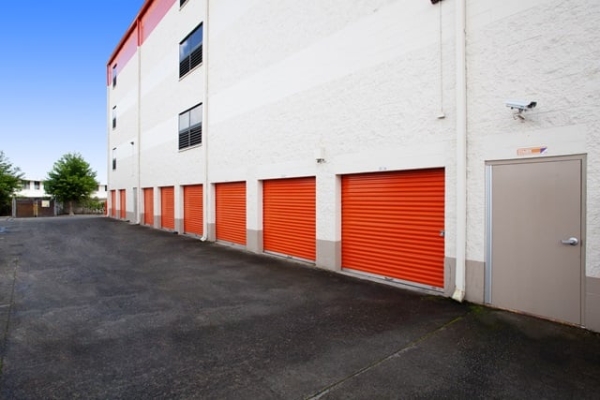 Facility photo: //images.sparefoot.com/medium/214438690a0c45beb87.jpg