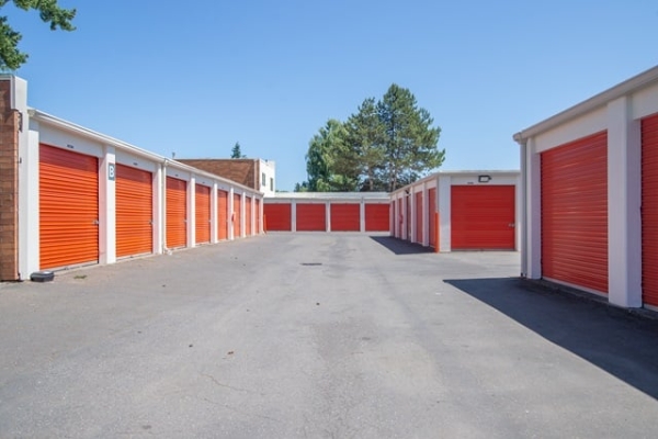 Facility photo: //images.sparefoot.com/medium/214442688cbf3d4646e.jpg