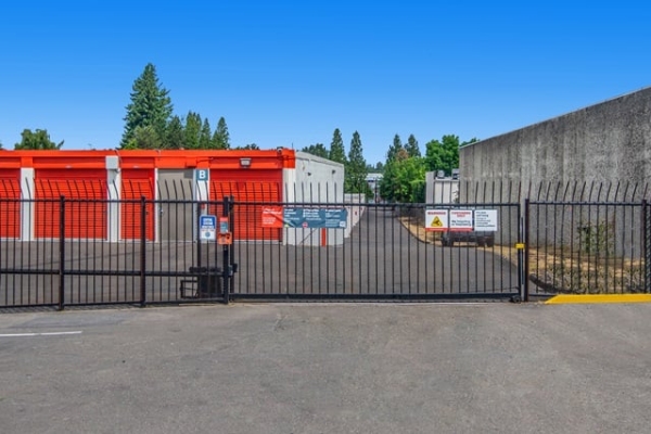 Facility photo: //images.sparefoot.com/medium/214444687cebdb1c63e.jpg
