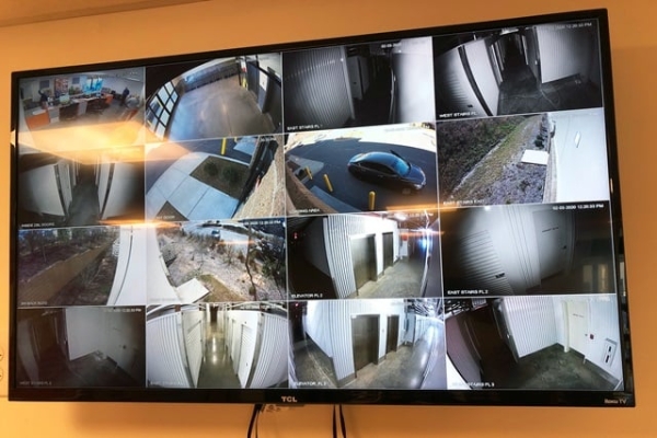 Facility photo: //images.sparefoot.com/medium/214455697cbb4e0f7e1.jpg