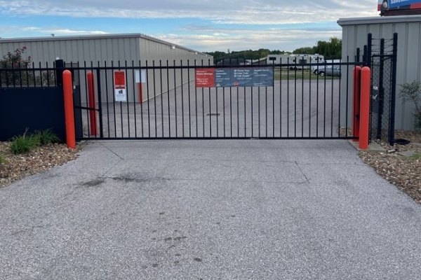 Facility photo: //images.sparefoot.com/medium/214477687b9c3585894.jpg