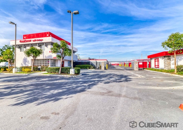 Facility photo: //images.sparefoot.com/medium/214527688325809d8c4.jpg