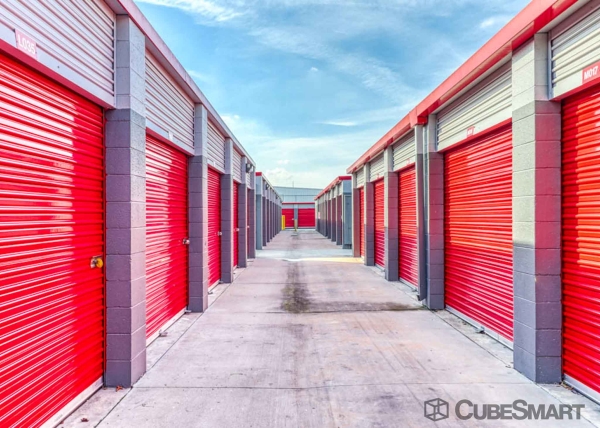 Storage Units at CubeSmart Self Storage - Long Beach - 2323 E. South St. - 2323 East South Street