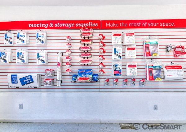 Facility photo: //images.sparefoot.com/medium/2145286977465d8b6a4.jpg