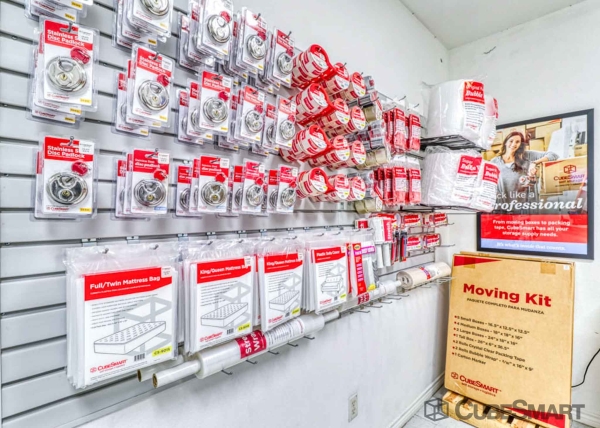 Facility photo: //images.sparefoot.com/medium/21454168835843bb817.jpg