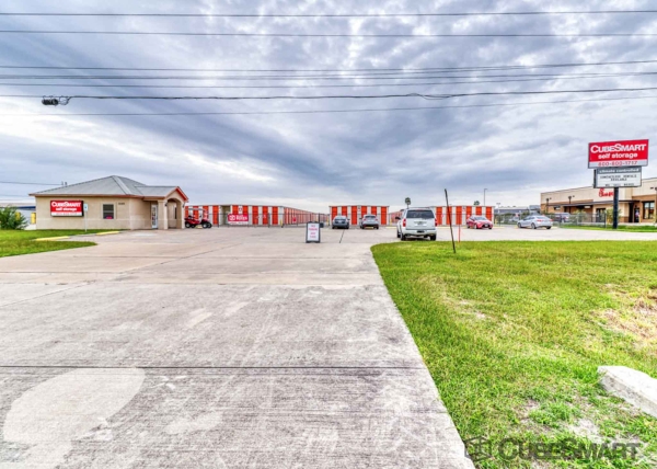 Facility photo: //images.sparefoot.com/medium/214541688c7fe6c2251.jpg