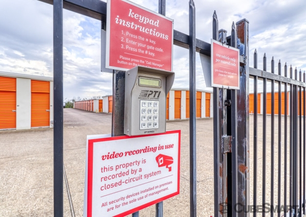 Facility photo: //images.sparefoot.com/medium/214542688359a67968f.jpg