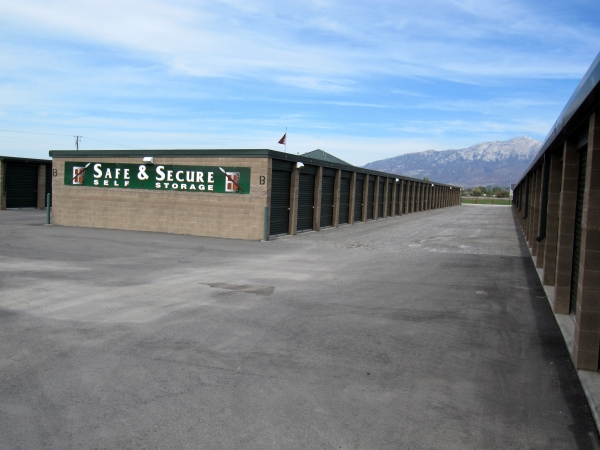 Facility photo: //images.sparefoot.com/medium/2145905e0f716a59ea9.jpg