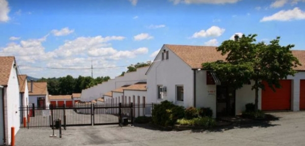 Facility photo: //images.sparefoot.com/medium/2146025f6cef3ec0322.jpg