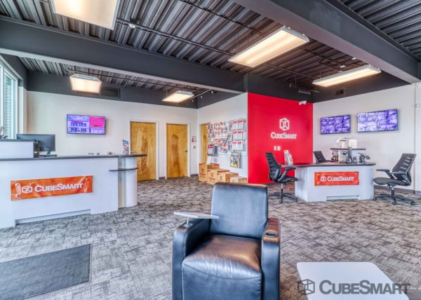 Facility photo: //images.sparefoot.com/medium/214658688341f202d6f.jpg