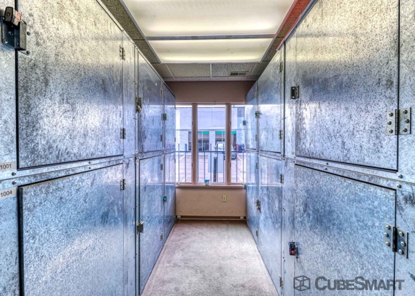 Facility photo: //images.sparefoot.com/medium/214673687f499b1695a.jpg