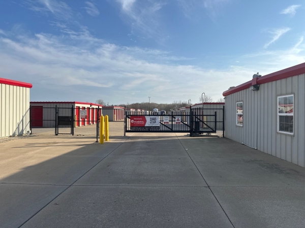 Facility photo: //images.sparefoot.com/medium/2146936a0b8563cd45b.jpg