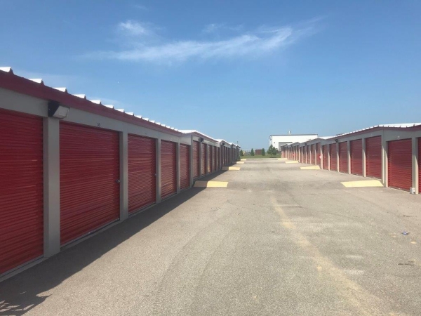 Facility photo: //images.sparefoot.com/medium/214694695d796163821.jpg