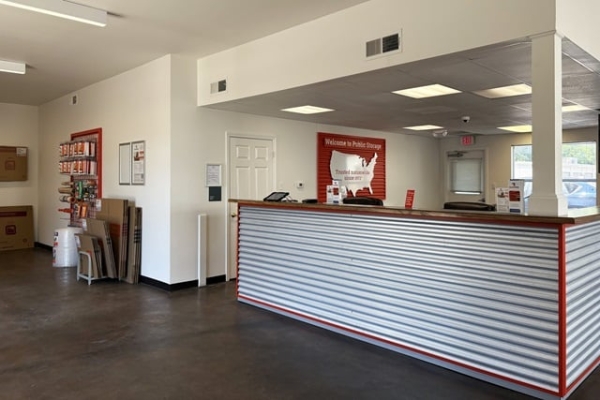 Facility photo: //images.sparefoot.com/medium/21472069fde1b97278b.jpg