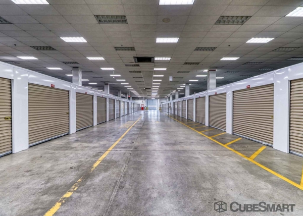 Facility photo: //images.sparefoot.com/medium/21473068946cc00b6f3.jpg