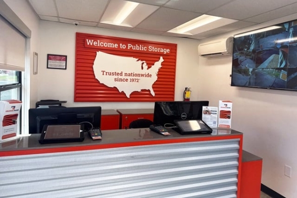 Facility photo: //images.sparefoot.com/medium/214742687f8f0454aa0.jpg