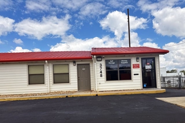 Facility photo: //images.sparefoot.com/medium/21474269419dbca665f.jpg