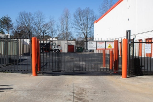 Facility photo: //images.sparefoot.com/medium/214744695a72d7e4efb.jpg