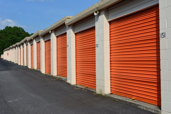 Facility photo: //images.sparefoot.com/medium/214745692c4e51d3dcc.jpg